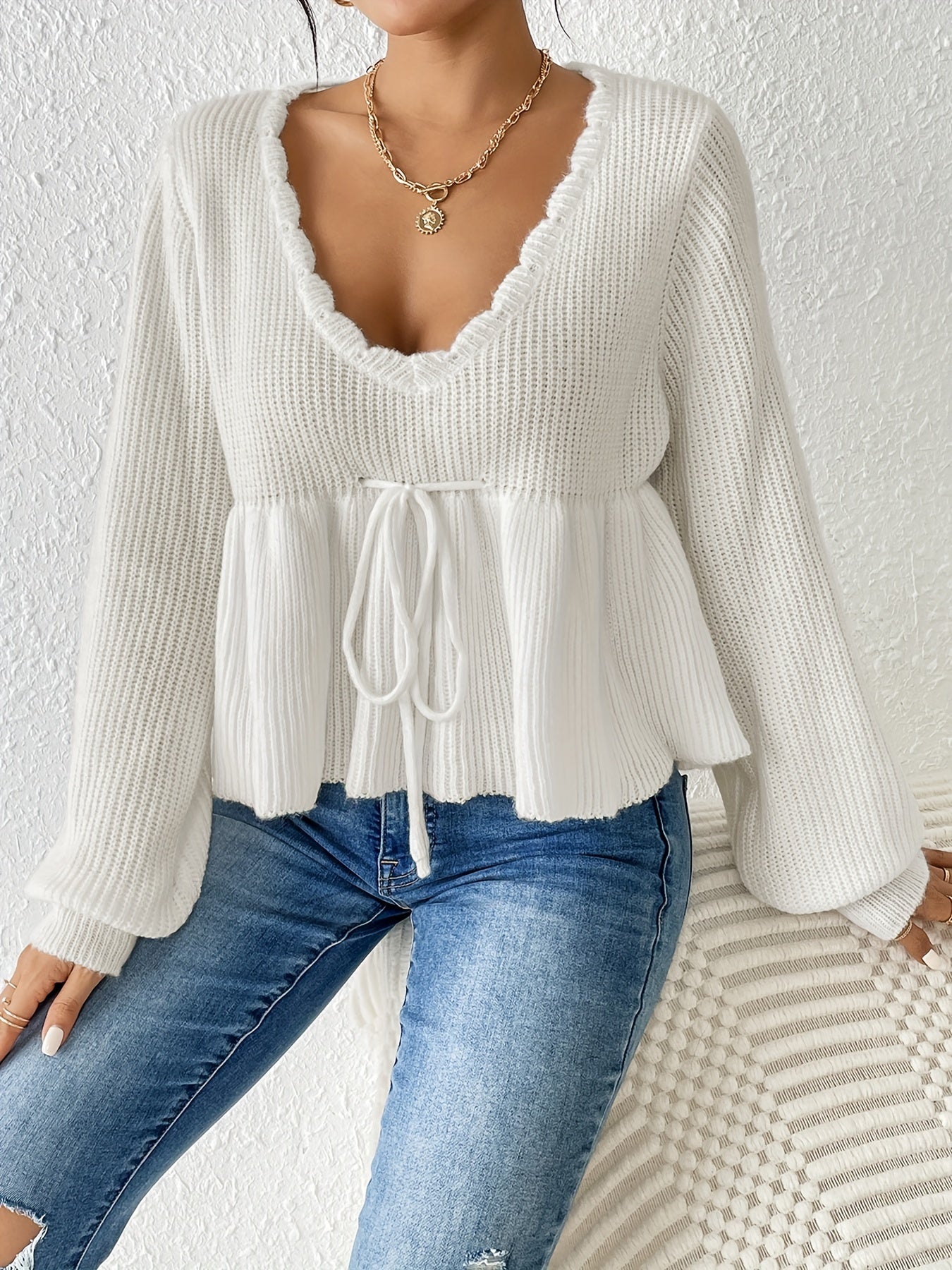 Weißer Pullover mit Volants mit Kordelzug am Saum