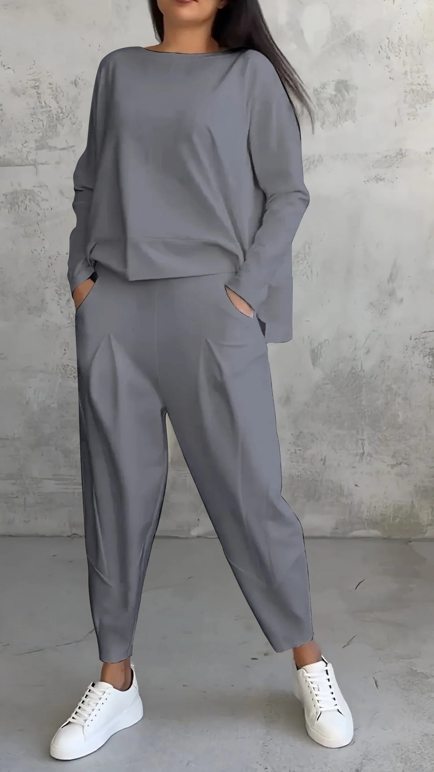 Sommerliches, lässiges Damen-Ensemble mit lockerem Pullover und schmal zulaufender Hose