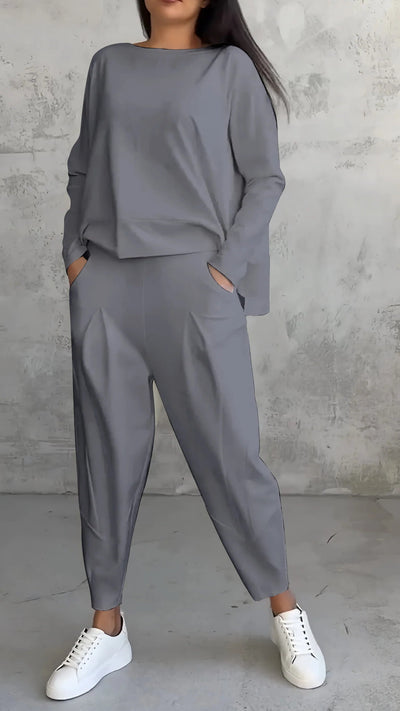 Sommerliches, lässiges Damen-Ensemble mit lockerem Pullover und schmal zulaufender Hose