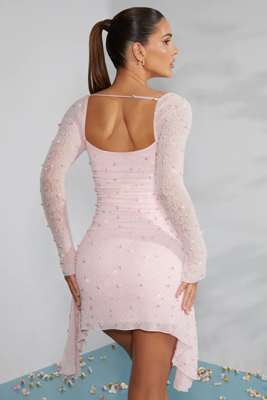 Minikleid mit langen Ärmeln und verziertem Kragen