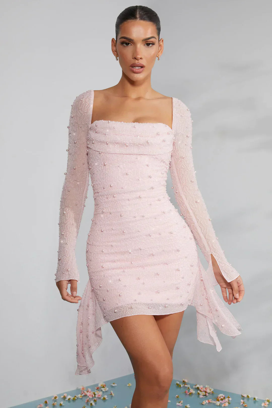 Minikleid mit langen Ärmeln und verziertem Kragen