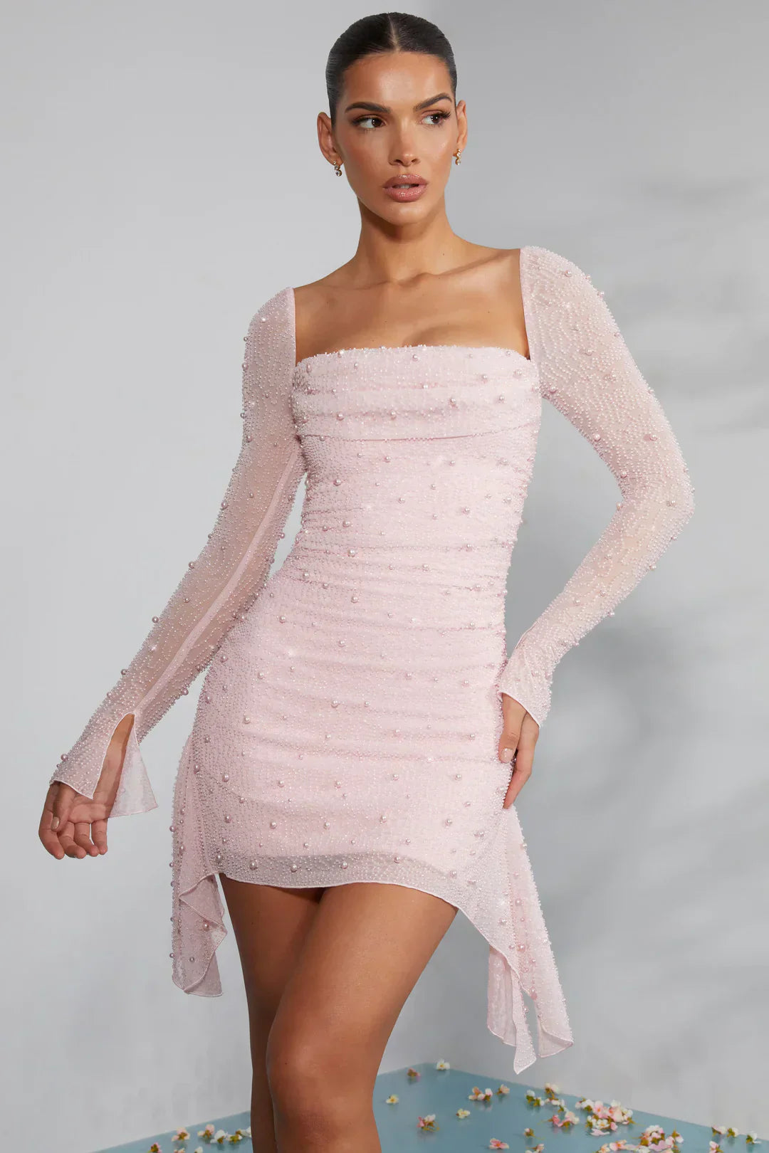 Minikleid mit langen Ärmeln und verziertem Kragen