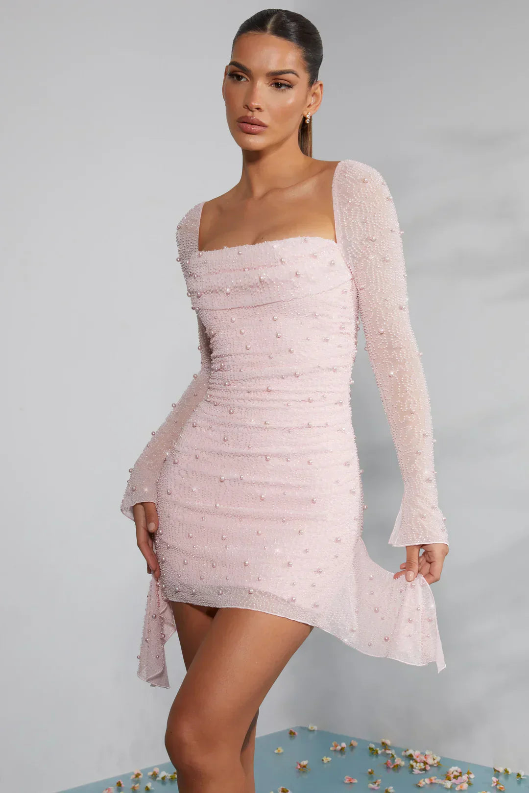 Minikleid mit langen Ärmeln und verziertem Kragen