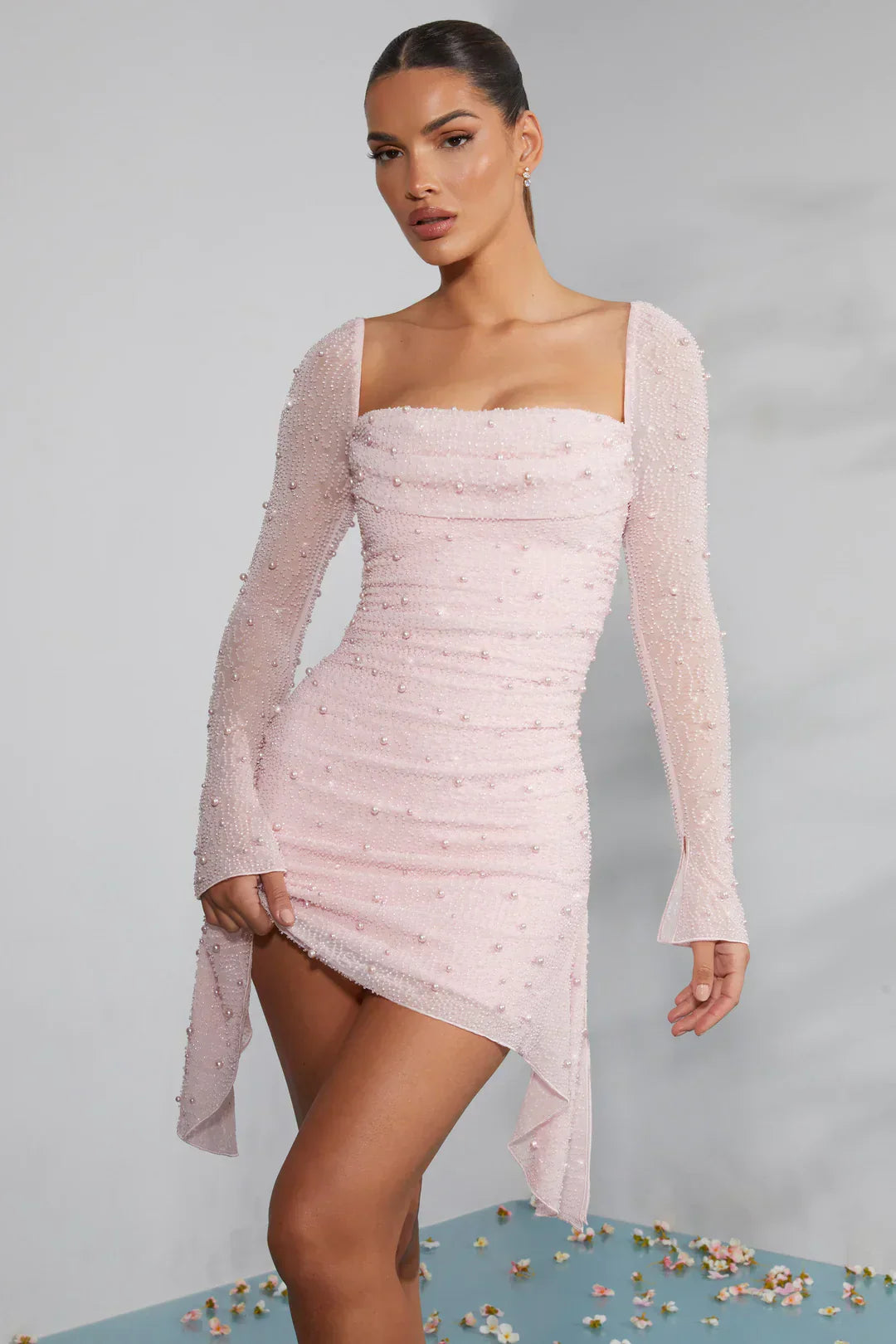 Minikleid mit langen Ärmeln und verziertem Kragen