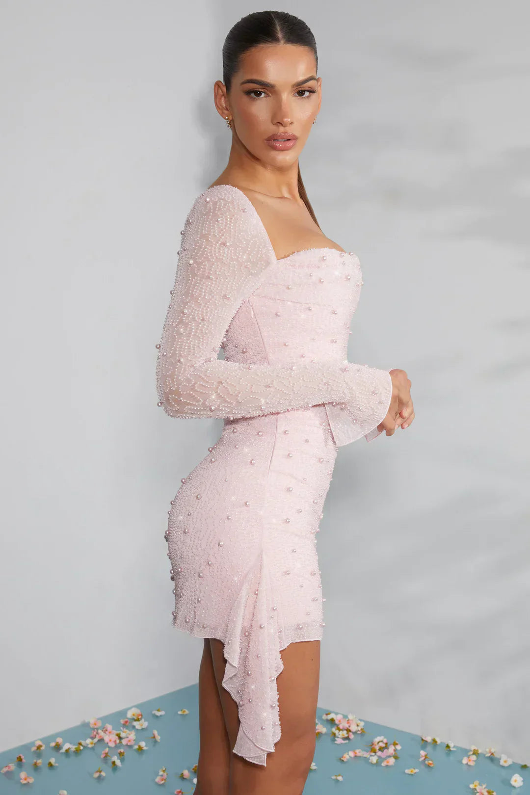 Minikleid mit langen Ärmeln und verziertem Kragen