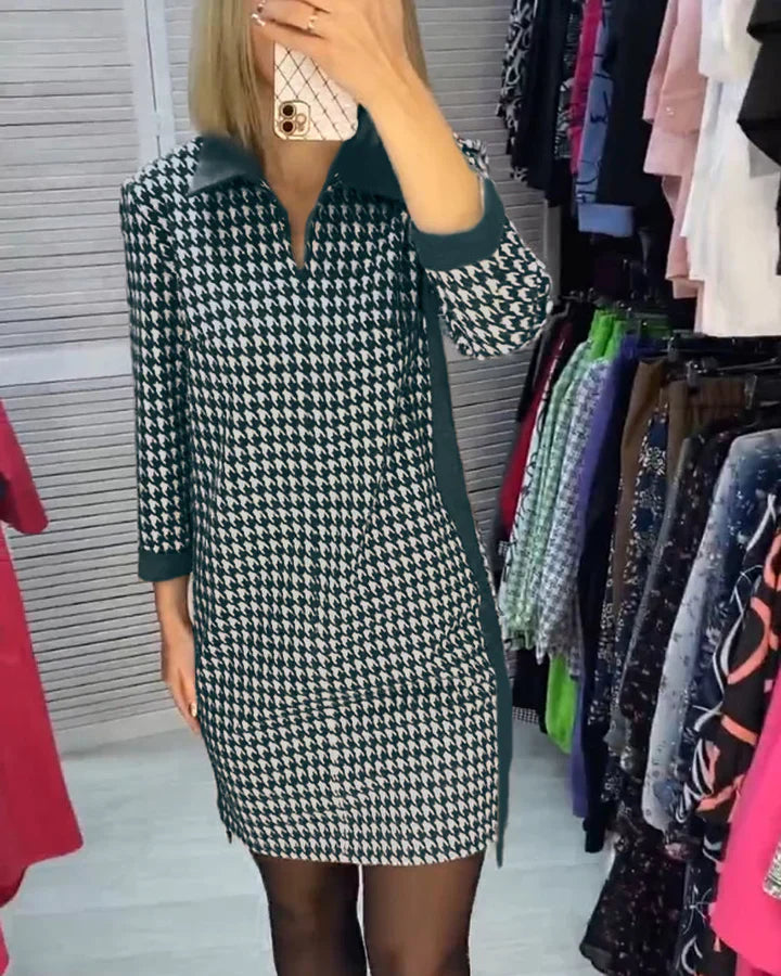 Lässiges Kleid mit V-Ausschnitt mit Hühnerfuß-Print