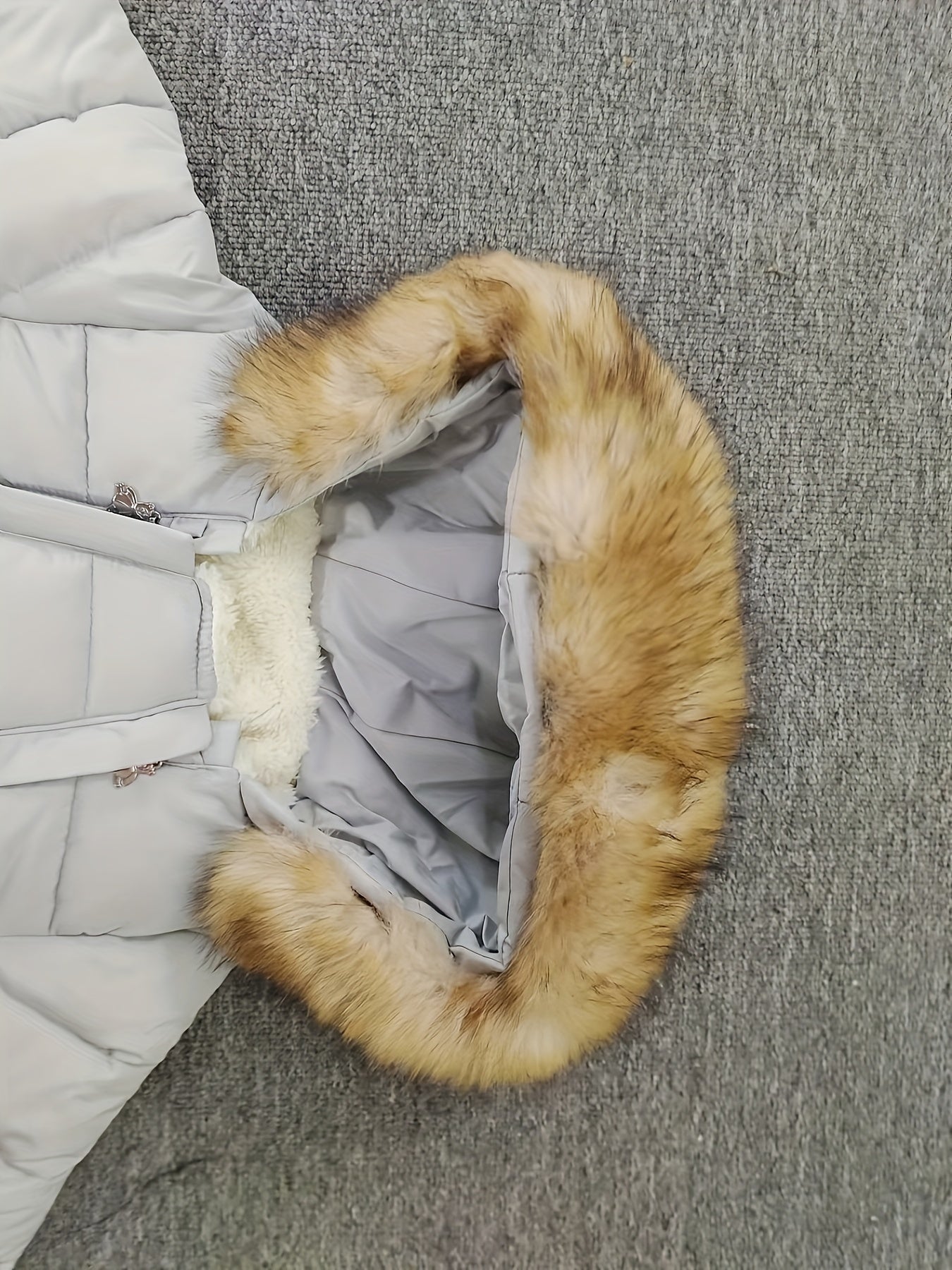 Frosty Baby Strampler - Luxe Winter-Overall mit Kapuze für die kälteren Monate