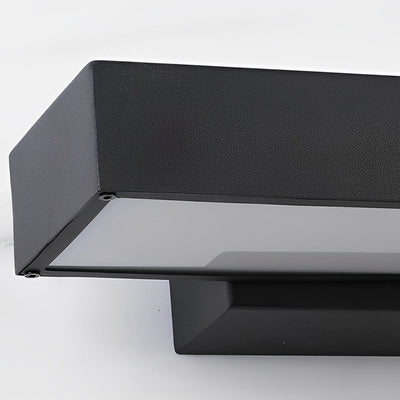 Aplique de pared de acero inoxidable negro para uso exterior.