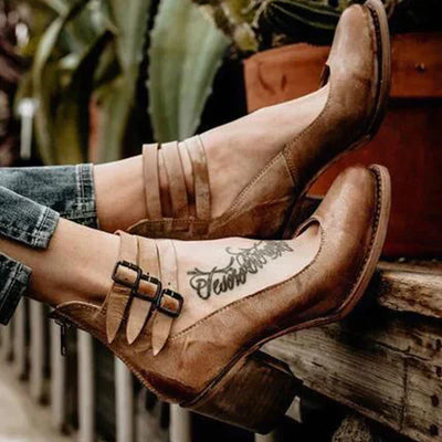 Stylische Pumps mit Knöchelriemen - Neda