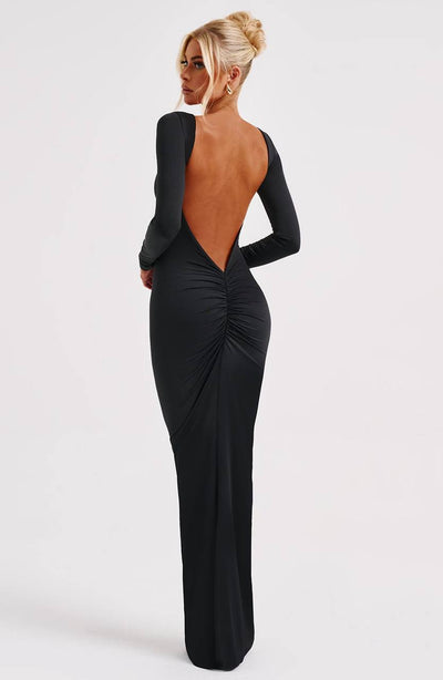 Langes Kleid mit Ausschnitt