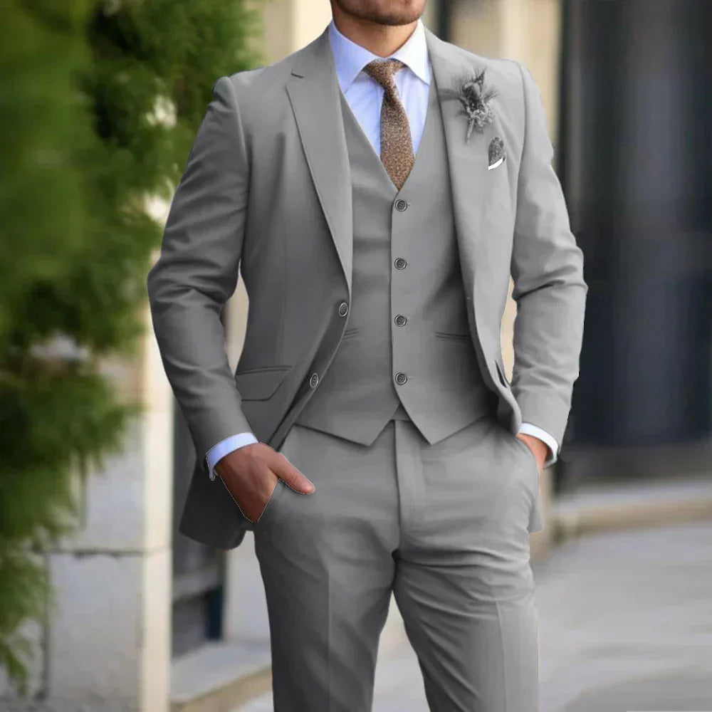 Dreiteiliger Slim Fit-Anzug für Herren mit klassischem Revers - formelle Kleidung für jede Jahreszeit
