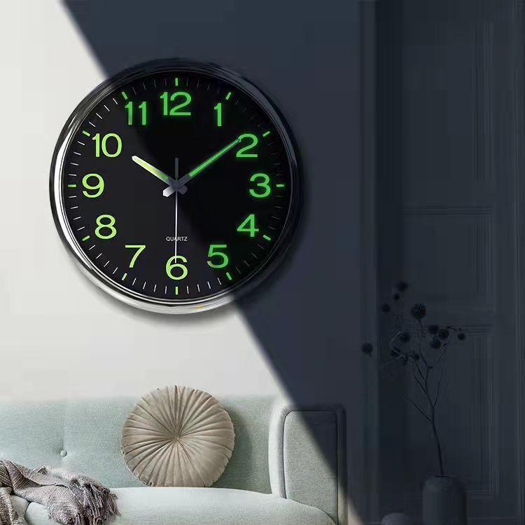 Stille Wanduhr mit Hintergrundbeleuchtung Minimalistisch