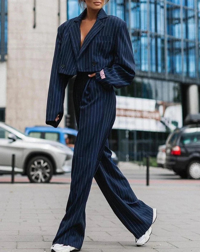 Eleganter gestreifter Damenanzug - schick und bequem