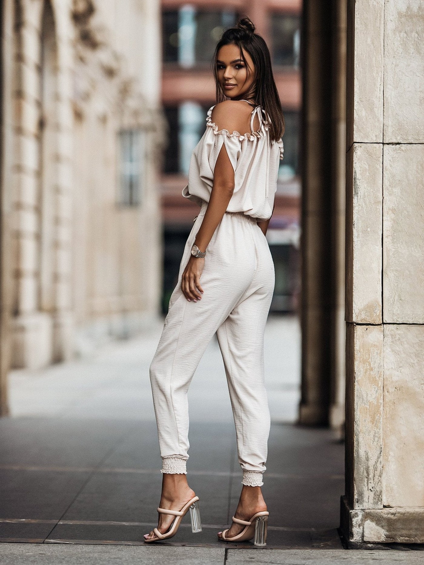 Emma Lässiger Off-Shoulder-Kombi mit Rüschendetails