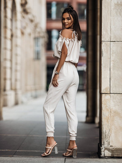 Emma Lässiger Off-Shoulder-Kombi mit Rüschendetails