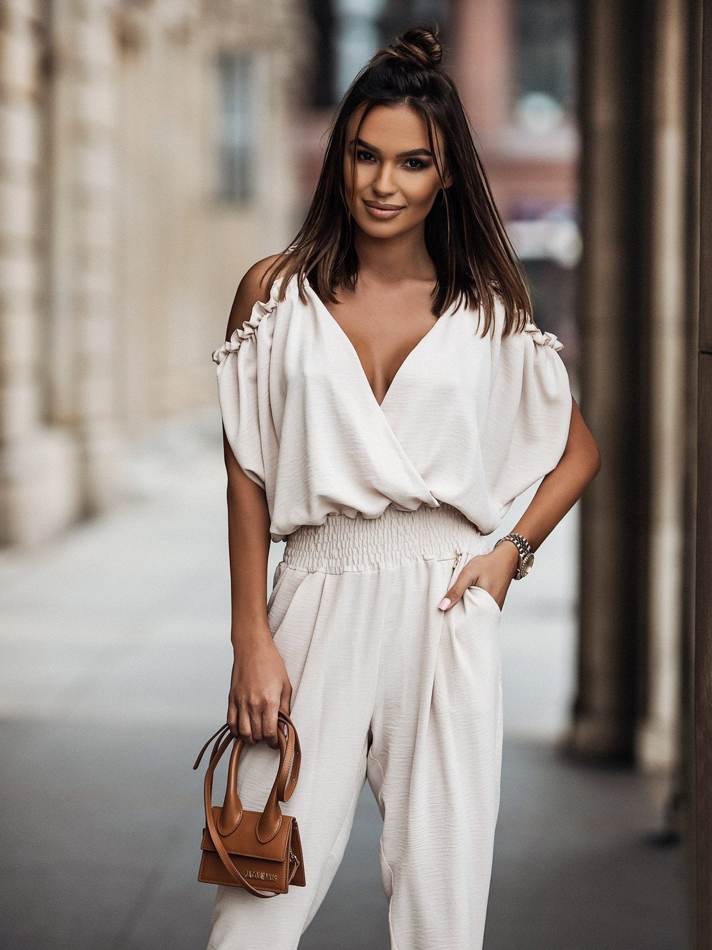 Emma Lässiger Off-Shoulder-Kombi mit Rüschendetails