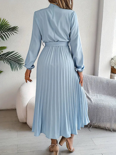 Layla - einfarbiges Kleid mit Stehkragen und plissiertem Gürtel