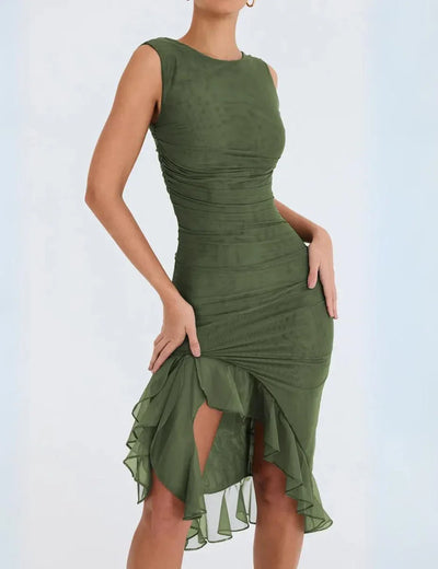 Halblanges Kleid mit unregelmäßigen Raffungen