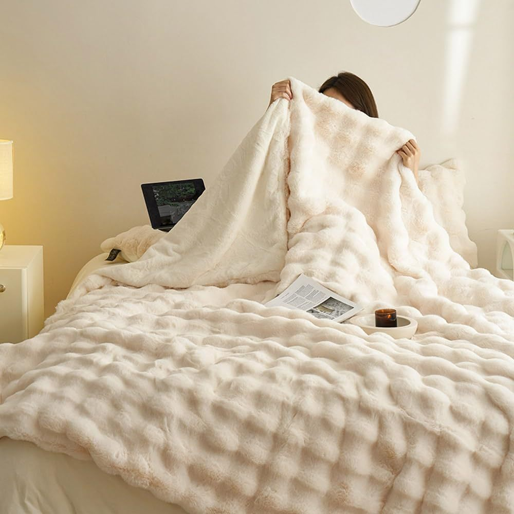 Manta suave de forro polar, cálida y reversible.