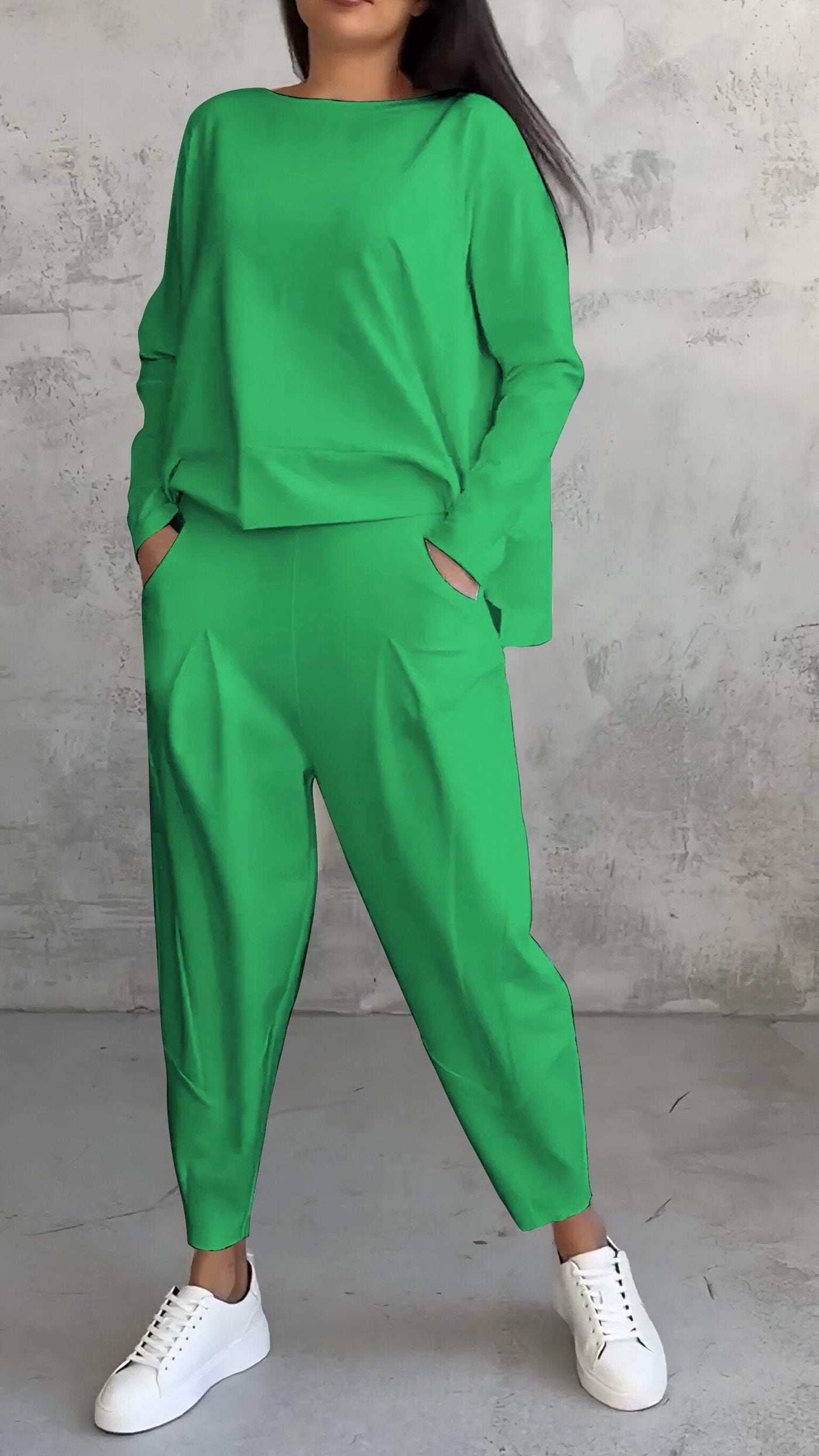 Sommerliches, lässiges Damen-Ensemble mit lockerem Pullover und schmal zulaufender Hose