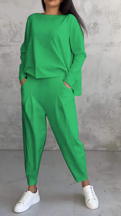 Sommerliches, lässiges Damen-Ensemble mit lockerem Pullover und schmal zulaufender Hose