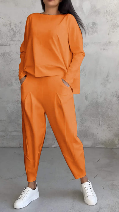 Sommerliches, lässiges Damen-Ensemble mit lockerem Pullover und schmal zulaufender Hose