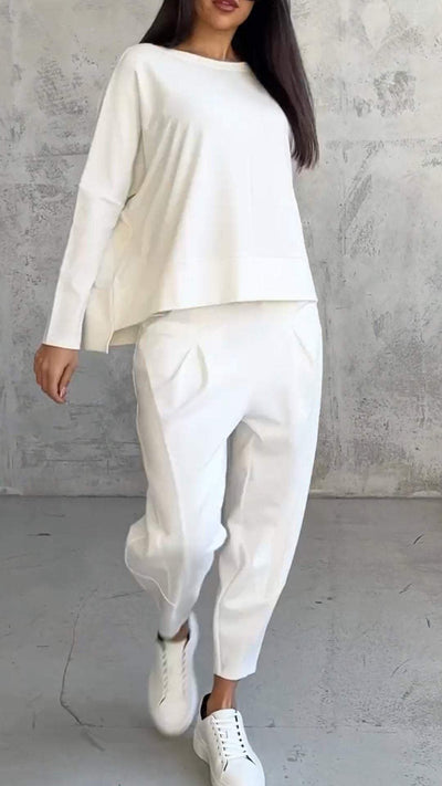 Sommerliches, lässiges Damen-Ensemble mit lockerem Pullover und schmal zulaufender Hose