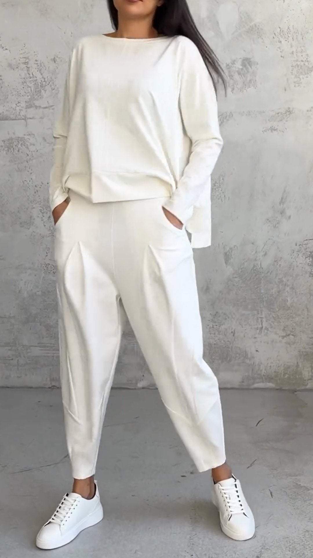 Sommerliches, lässiges Damen-Ensemble mit lockerem Pullover und schmal zulaufender Hose