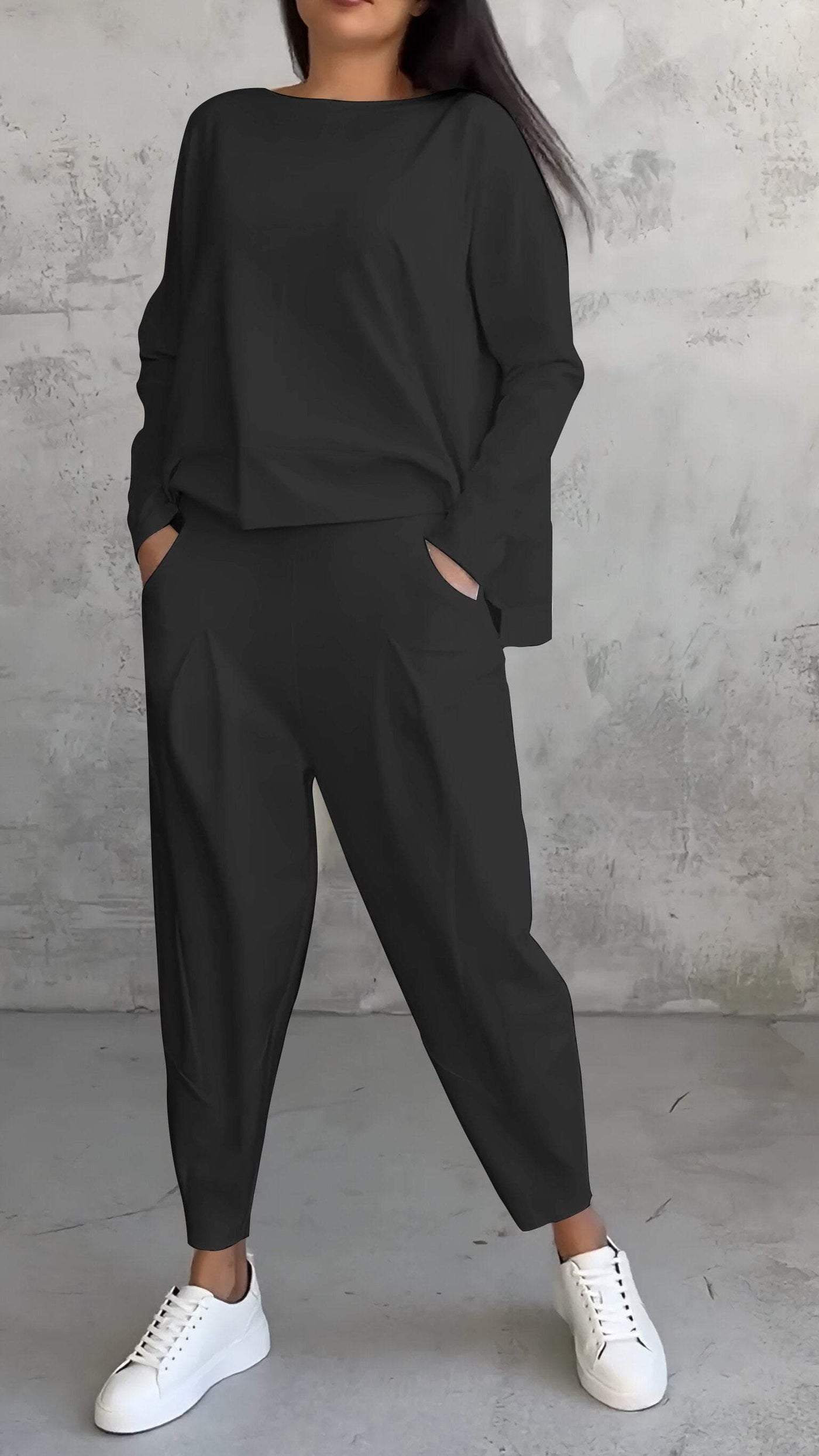 Sommerliches, lässiges Damen-Ensemble mit lockerem Pullover und schmal zulaufender Hose