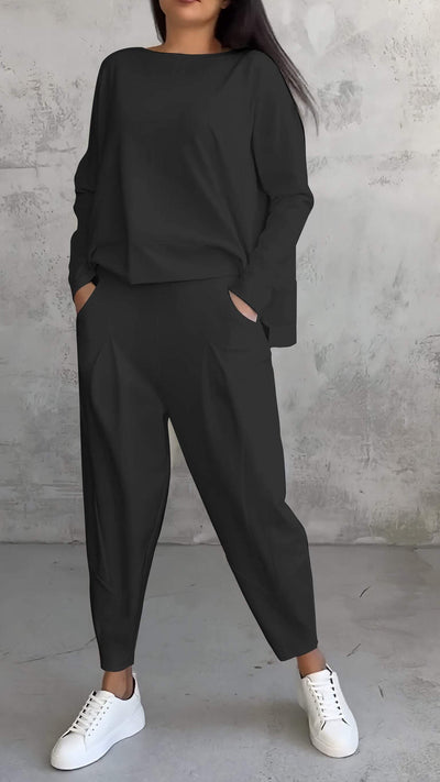Sommerliches, lässiges Damen-Ensemble mit lockerem Pullover und schmal zulaufender Hose