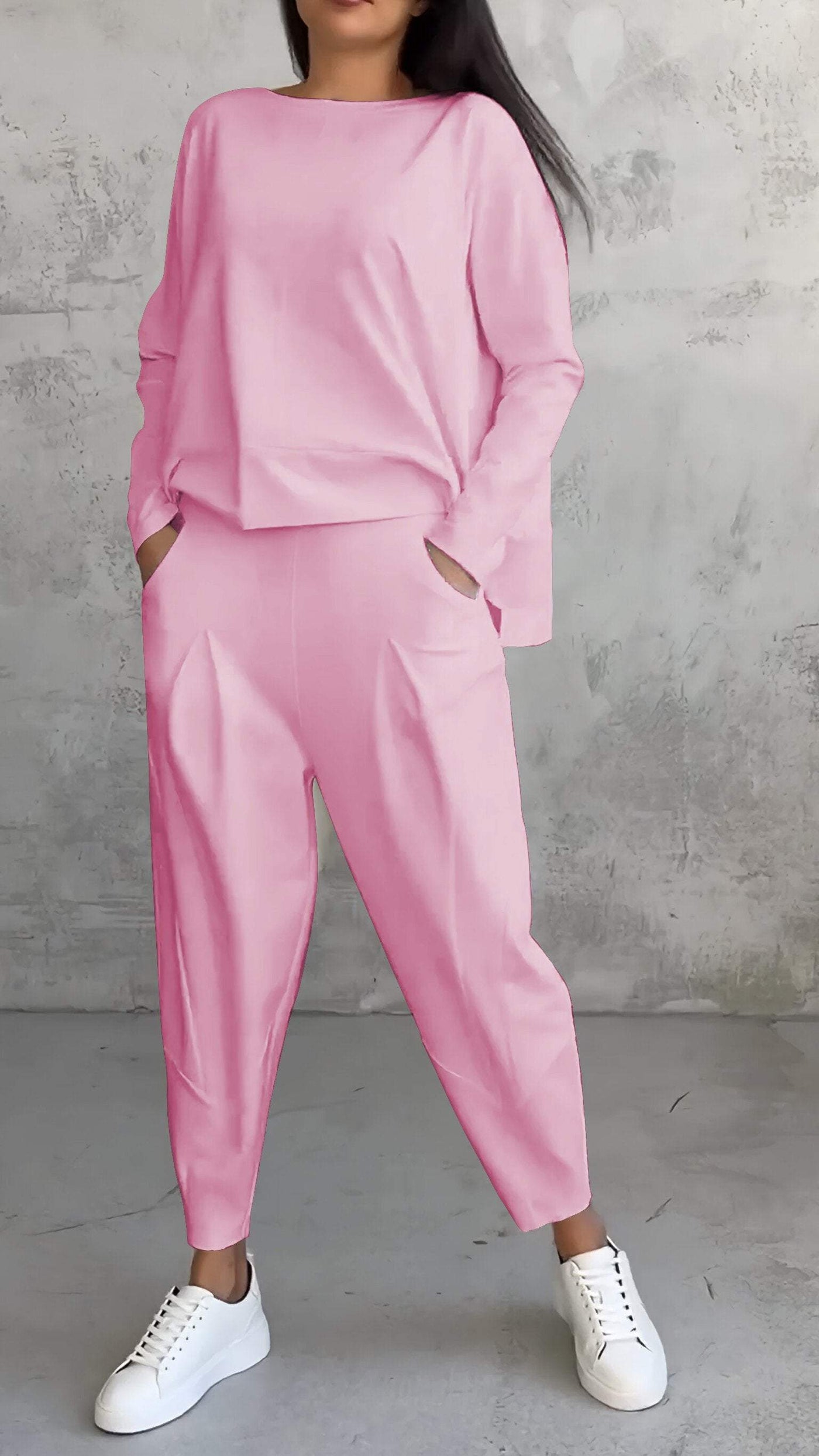 Sommerliches, lässiges Damen-Ensemble mit lockerem Pullover und schmal zulaufender Hose