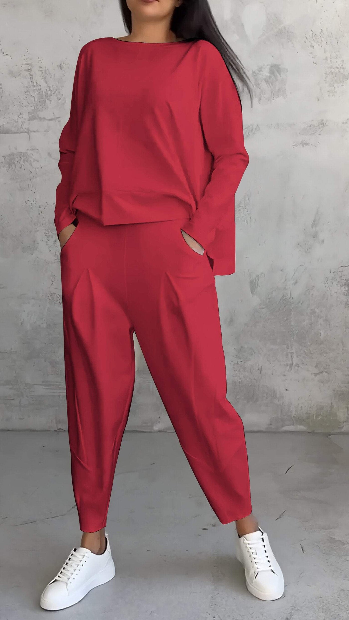 Sommerliches, lässiges Damen-Ensemble mit lockerem Pullover und schmal zulaufender Hose