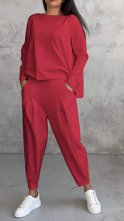 Sommerliches, lässiges Damen-Ensemble mit lockerem Pullover und schmal zulaufender Hose
