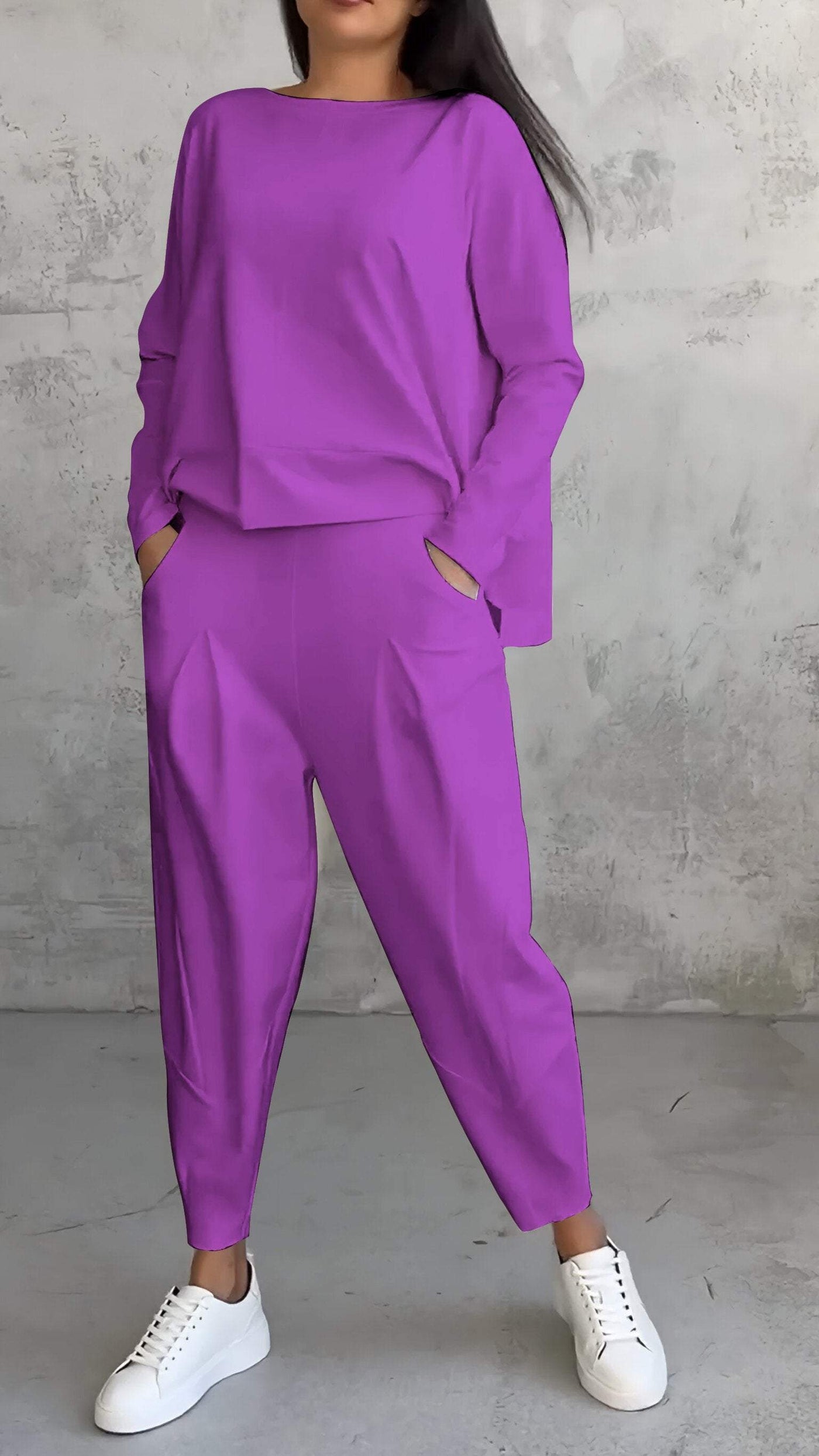 Sommerliches, lässiges Damen-Ensemble mit lockerem Pullover und schmal zulaufender Hose