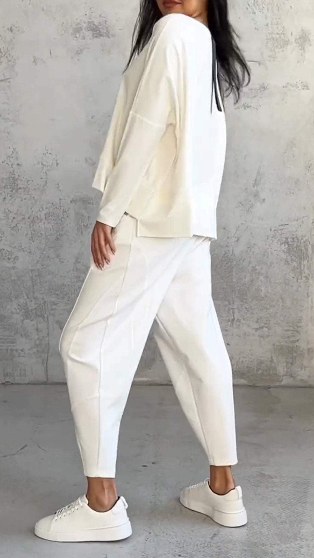 Sommerliches, lässiges Damen-Ensemble mit lockerem Pullover und schmal zulaufender Hose