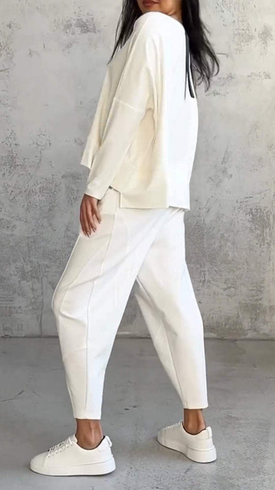 Sommerliches, lässiges Damen-Ensemble mit lockerem Pullover und schmal zulaufender Hose