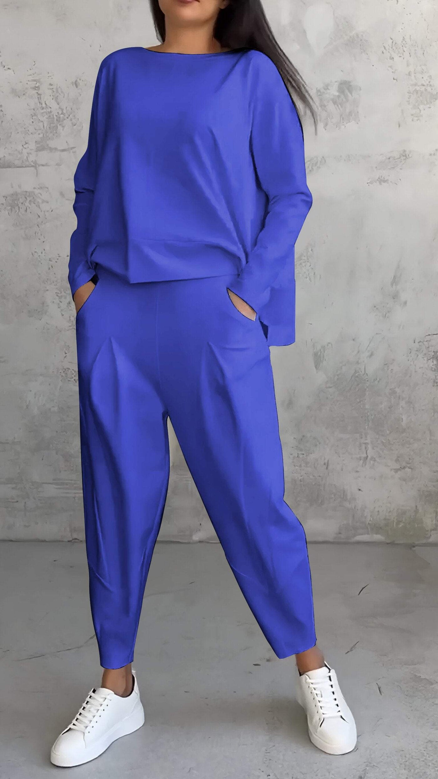 Sommerliches, lässiges Damen-Ensemble mit lockerem Pullover und schmal zulaufender Hose