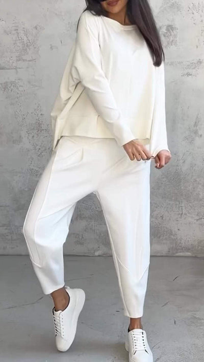 Sommerliches, lässiges Damen-Ensemble mit lockerem Pullover und schmal zulaufender Hose