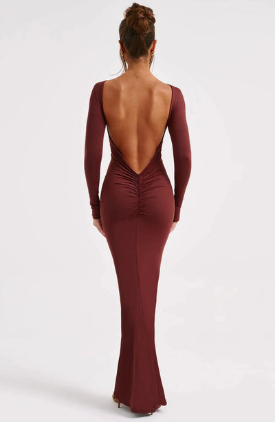 Langes Kleid mit Ausschnitt