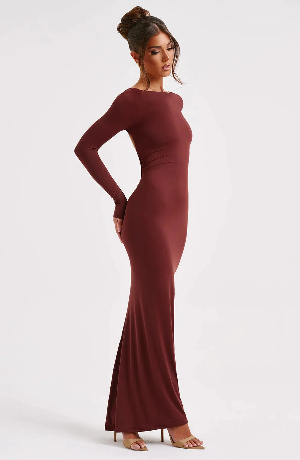 Langes Kleid mit Ausschnitt
