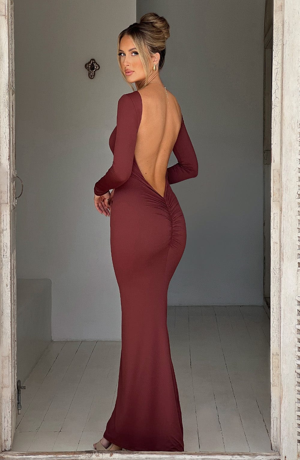 Langes Kleid mit Ausschnitt