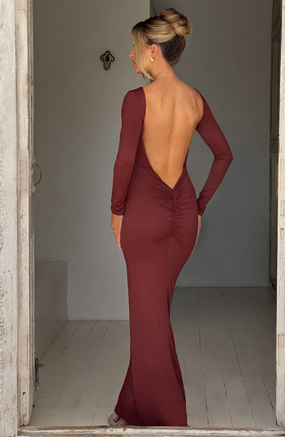 Langes Kleid mit Ausschnitt