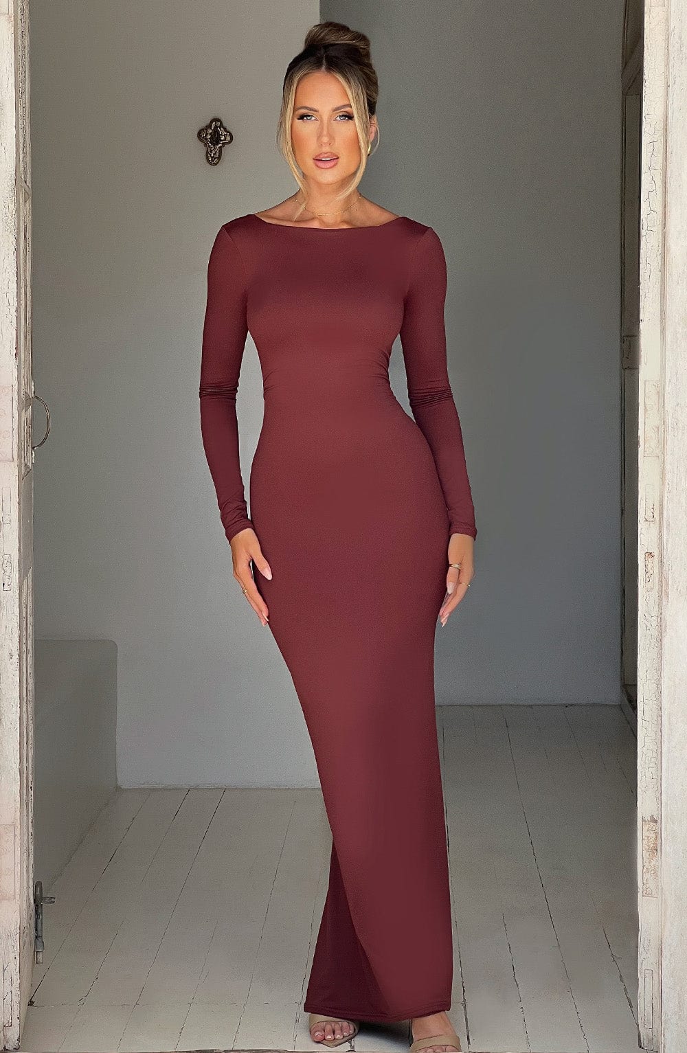 Langes Kleid mit Ausschnitt